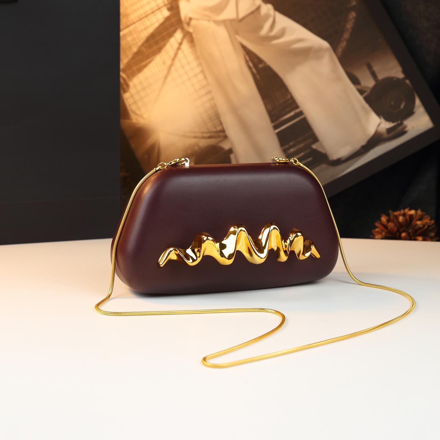 حقيبة يد جلدية عصرية بشعار حرو - مراجعة Luxury Bags Everyday وسعره