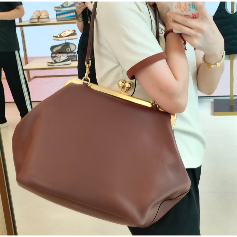 حقيبة كتف نسائية ماركة بتصميم  - مراجعة Luxury Bags Everyday وسعره