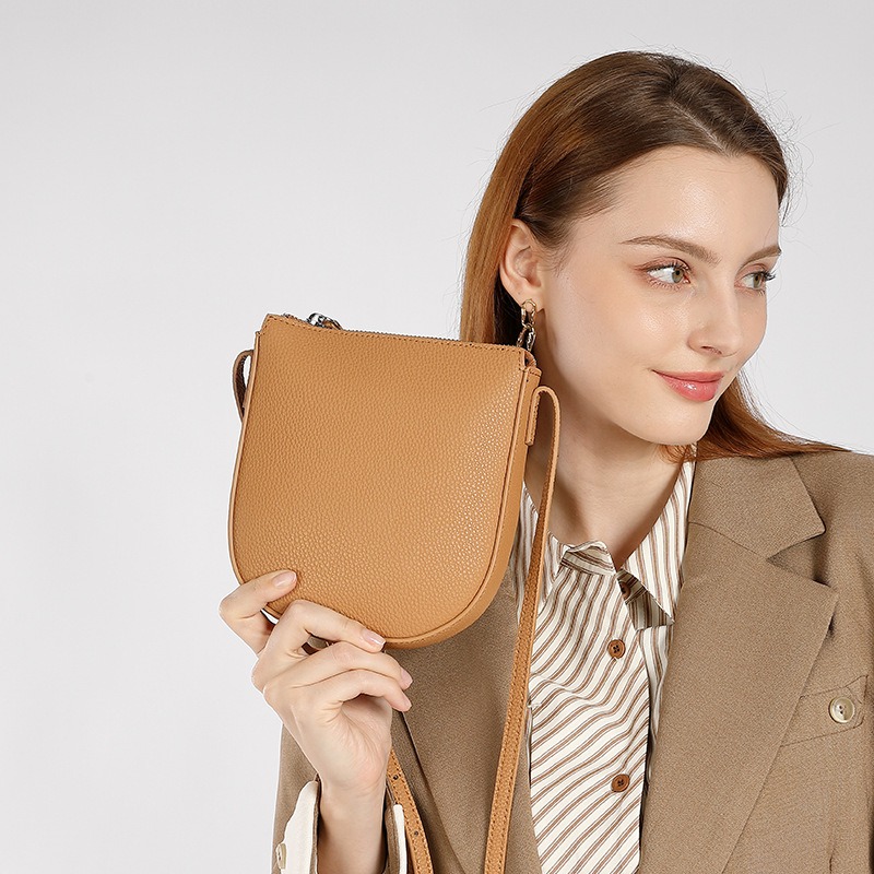حقيبة كروس بودي صغيرة أنيقة لل - مراجعة Luxury Bags Everyday وسعره