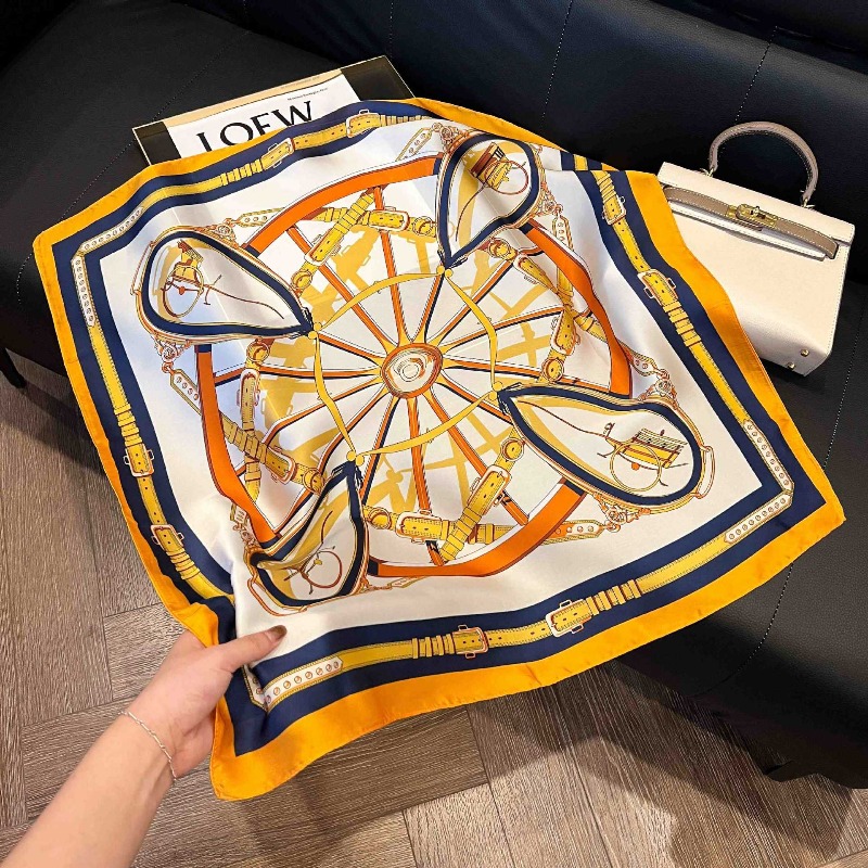 وشاح حريري مربع نحيف بتصميم فا - مراجعة Luxury Bags Brands وسعره